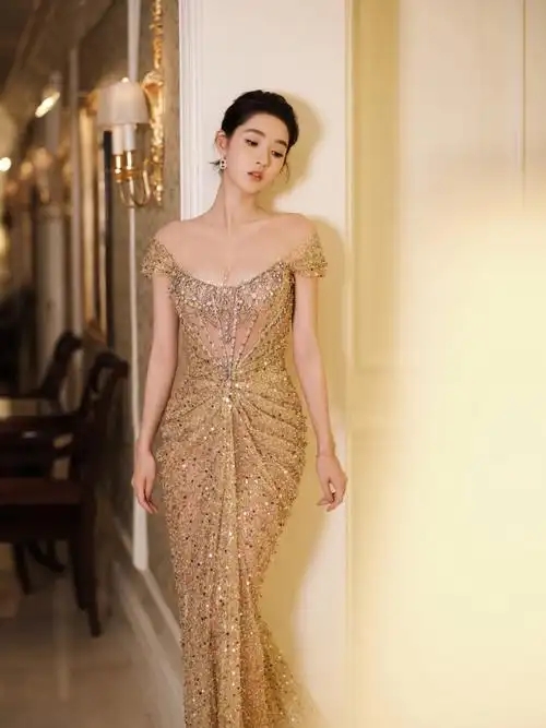 王玉雯超话星光跳跃鎏金裙摆,恬静优雅,自在绽放,与@王玉雯uvin共赴