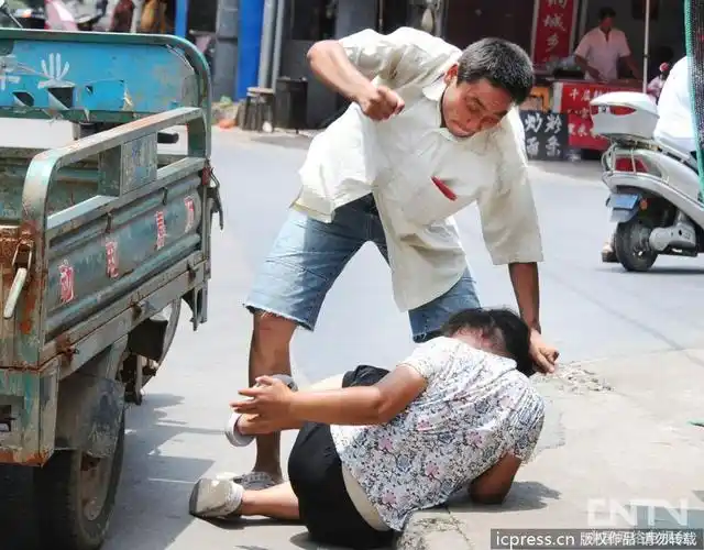 当街暴打妻子,什么人啊这是?