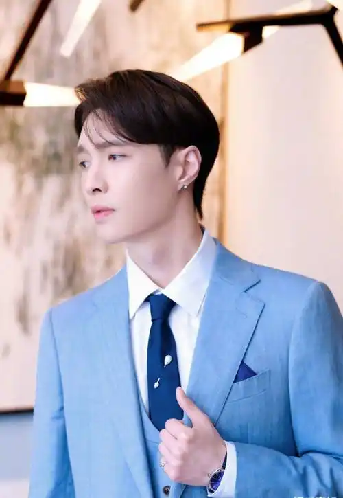 张艺兴出席品牌活动造型,蓝色西装三件套精致又得体,贵气又干练_举手