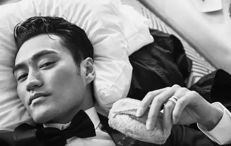 袁弘黑白帅气写真图片,分享一组袁弘图片给大家,图中的明星图片壁纸会