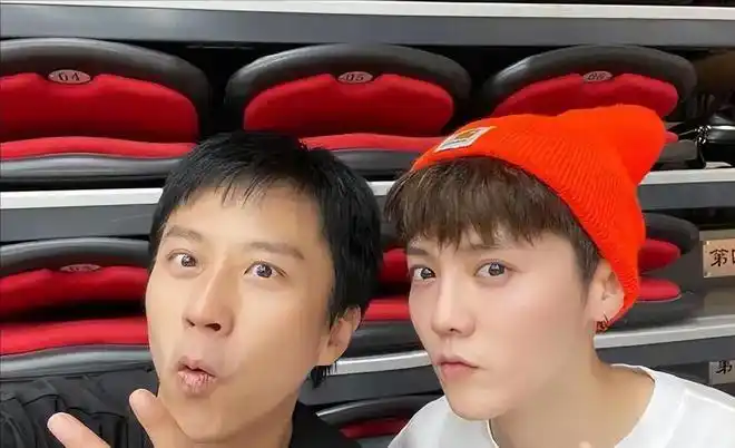 鹿晗和邓超父子俩秋游合照略显粗糙网友调侃是直男角度