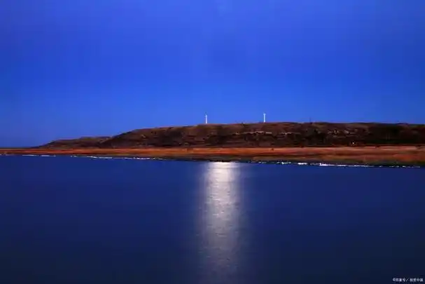 嘿,朋友们!你们听说过腾格里沙漠月亮湖吗?