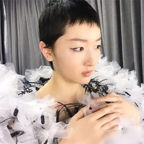 女明星集体剃寸头周冬雨清秀马思纯英气看到热巴颜高任性