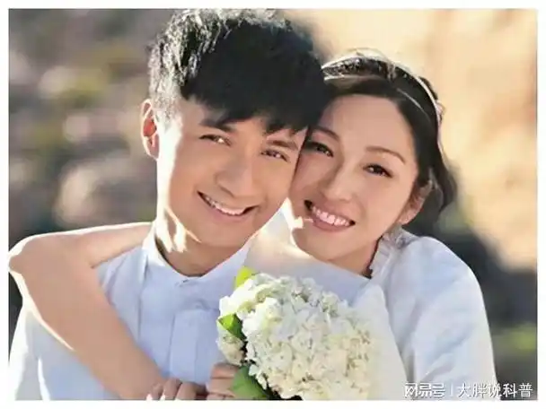 照片中,古巨基与妻子和可爱的儿子共同出镜,他们的笑容如阳光般温暖