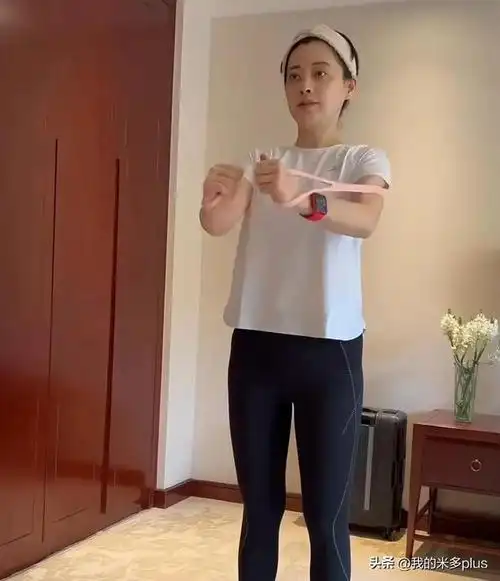 梅婷素颜健身在剧组拍戏长胖了5斤48岁的年纪还有身材焦虑