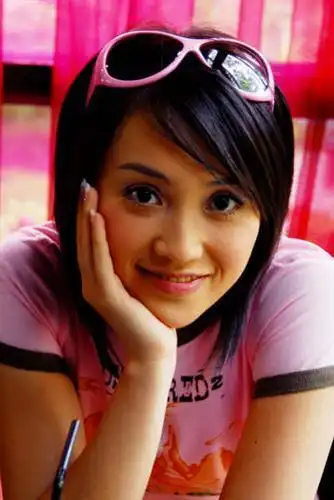 是上海文广新闻传媒集团新娱乐频道节目主持人,主持音乐频道综艺节目