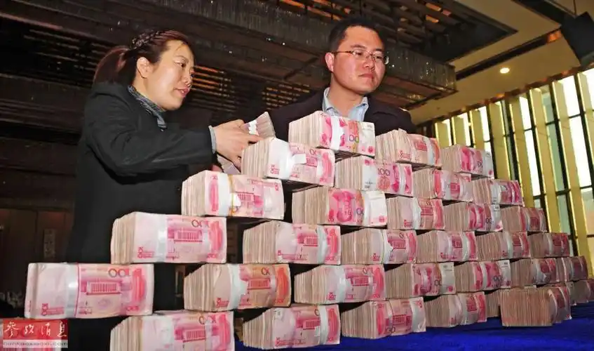 业主现金现场800万房地产开发商再次吐槽市民分红炫富