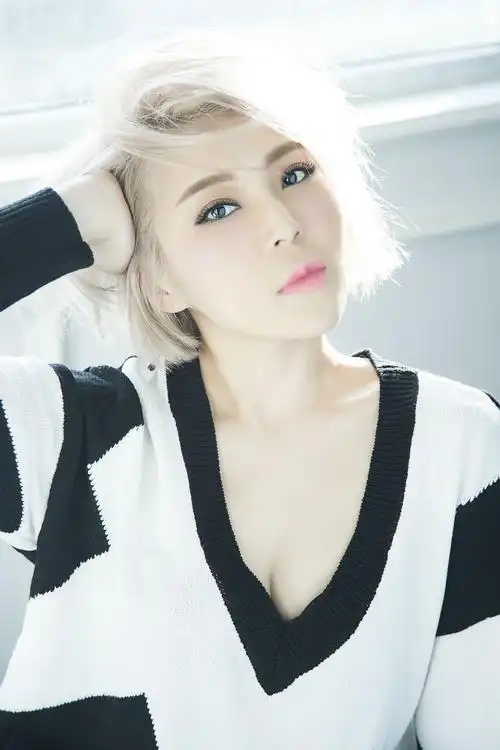 p>崔子格(queena),6月25日出生于新疆乌鲁木齐,中国内地流行女歌手