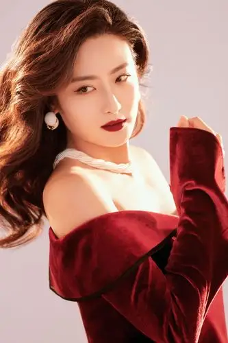 连衣裙的徐百慧,大方秀出精致锁骨和性感美肩,高贵冷艳的气质显露无遗