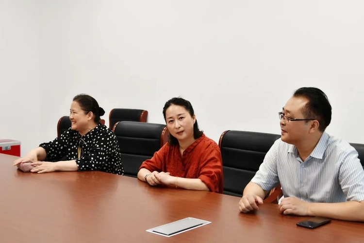 新吴区第一实验学校一人支教全校光荣周丽萍老师赴青海支教欢送会