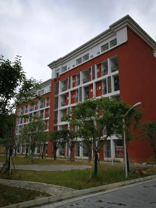 睡到自然醒,吃完早餐,我们商量好出游地——龙里,一个在我们心中份量