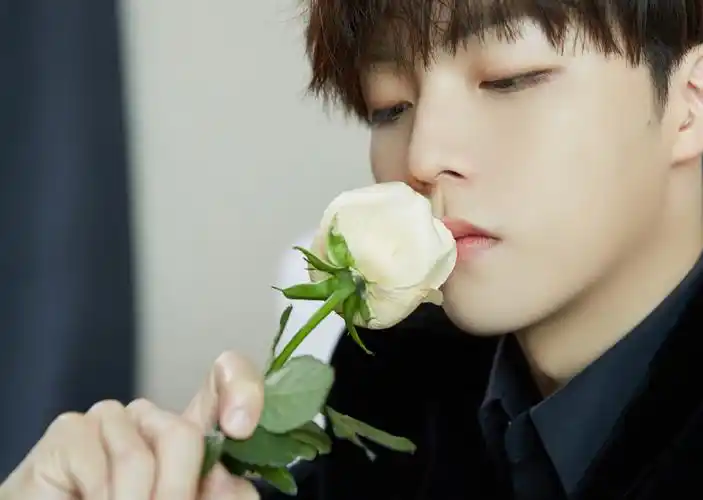 简介:陈立农酷黑造型帅气写真图片,分享一组陈立农