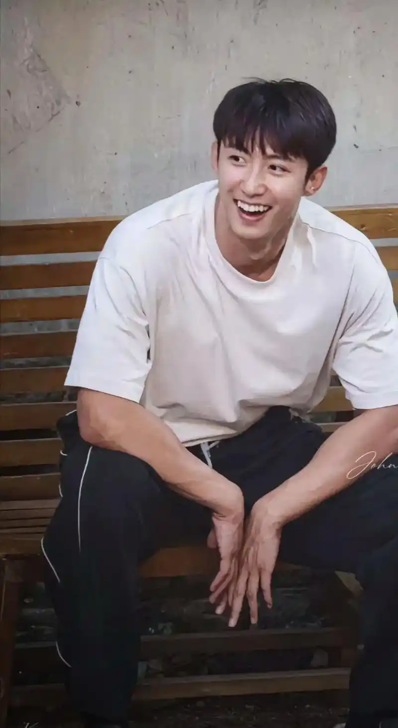 上热门话题🔥 #黄景瑜 🥰自愈笑容小虎牙黄baby#大