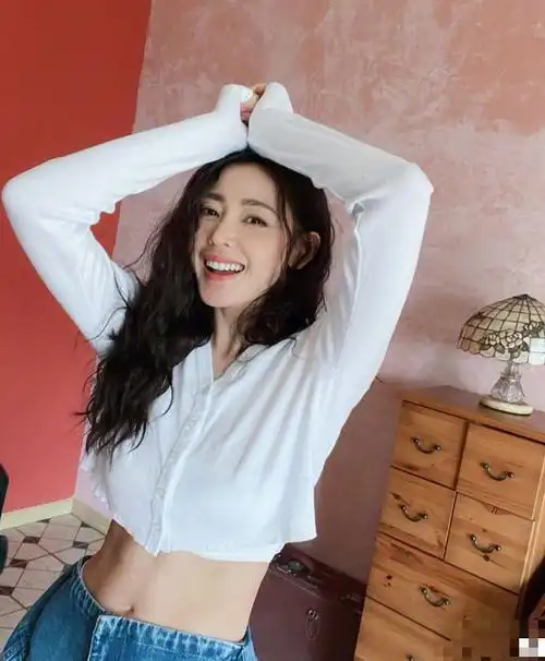 张天爱也秀腹肌!马甲线堪比袁姗姗,这身材我酸了