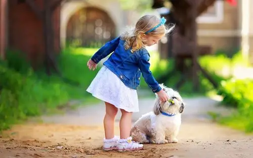 可爱的女孩和狗-国际儿童节主题桌面壁纸