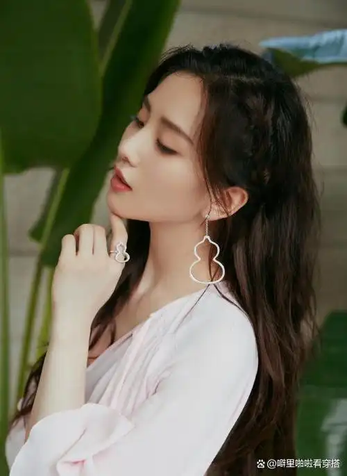 刘诗诗优雅的气质好高级,裸色薄纱裙加粉披肩美得惊艳,仙气飘飘