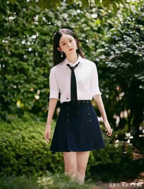 学妹范!赵丽颖穿白衬衫搭黑色短裙清新甜美