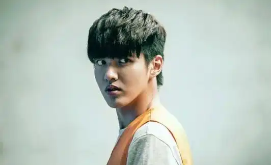 因此网上流传着一张吴亦凡在医院就医的照片,从身高体型以及站姿来看