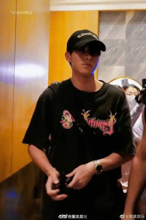 黑#哈哈哈哈哈看到网友分享的偶遇王鹤棣的新物料,被帅哥的肤色惊到了
