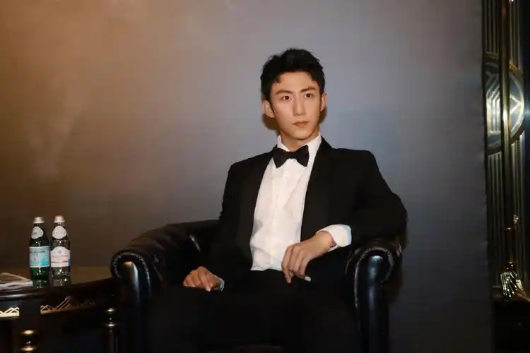 男 黄景瑜 > 黄景瑜西装帅气写真高清图片(3/3)返回首页 电脑壁纸