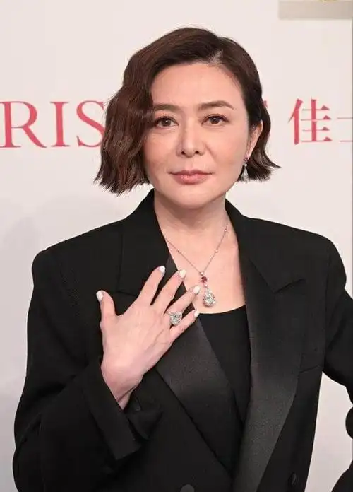 在娱乐圈闹得鸡飞狗跳,香港女神关之琳,靠买楼赚了上亿身价