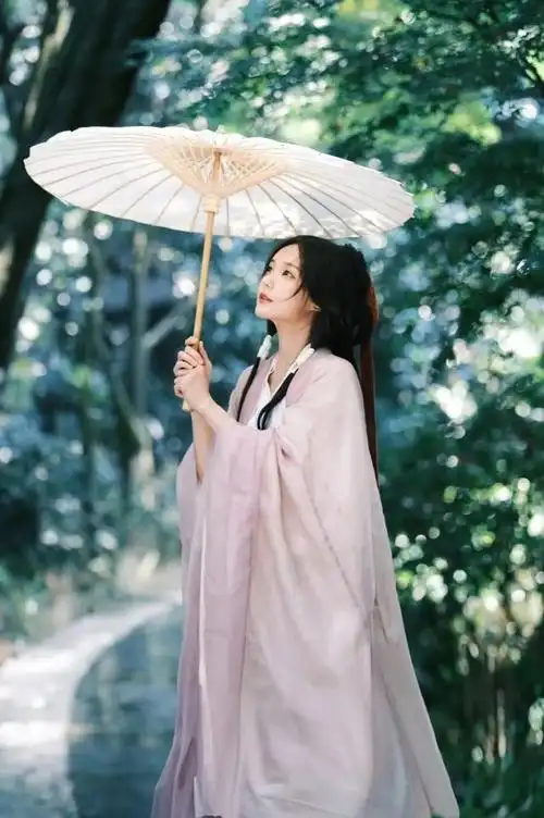 古装 拍汉服最近一两年转变风格是她的拿手好戏以前各类风格的少女风