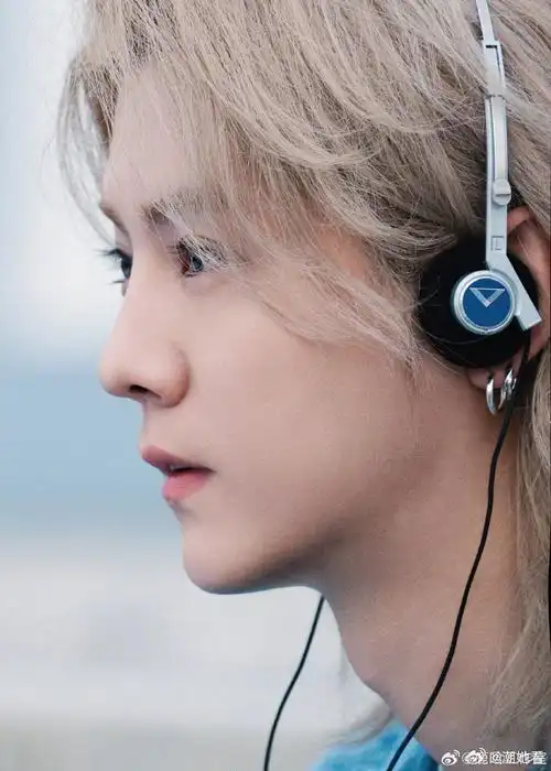 鹿晗夏夜漫游瞬间##鹿晗侧拍美图