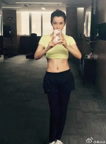 李冰冰晒健身美照 秀水蛇小蛮腰香汗淋漓