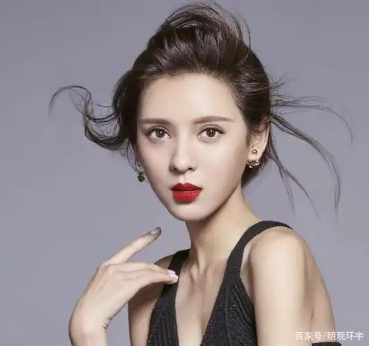 对于中国人来说,白色代表美丽,皮肤白皙光滑.