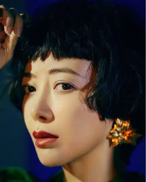 原创陈紫函45岁逆生长,剪"狗啃短发"颜值惊艳,复古连衣裙港味十足