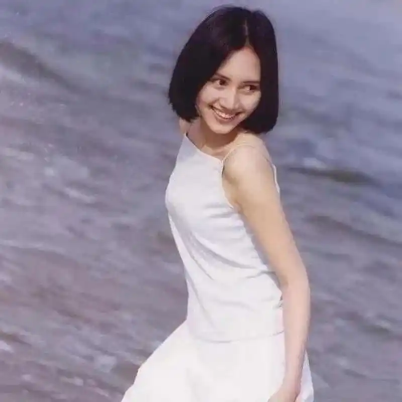 在上世纪90年代,年轻的袁泉在海边拍下了一张美丽的照片.