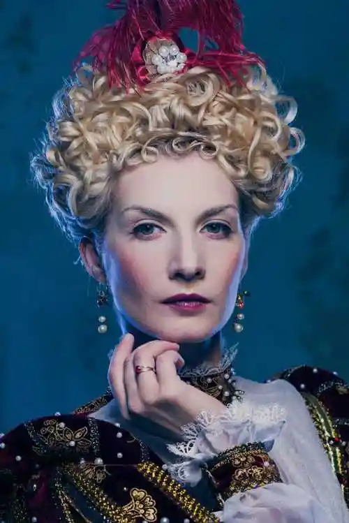 身穿华丽皇家礼服的女王