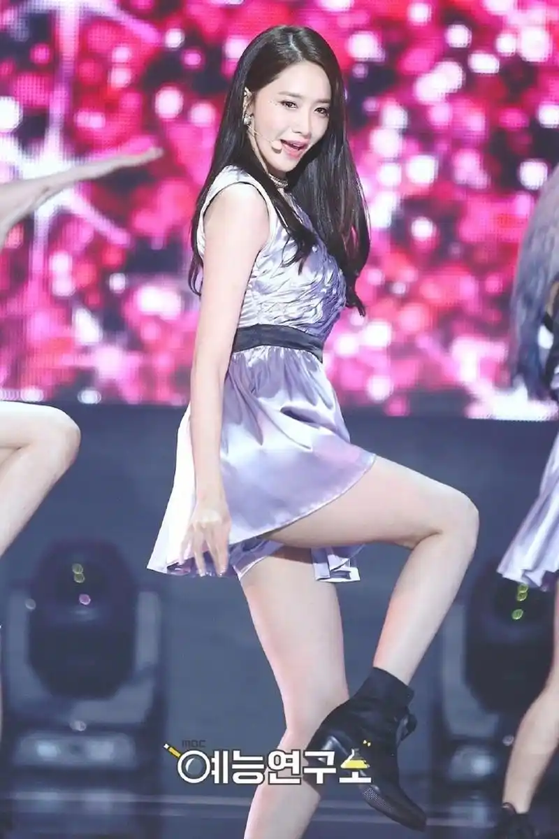 舞台上的林允儿人甜舞美明艳照人满屏大长腿