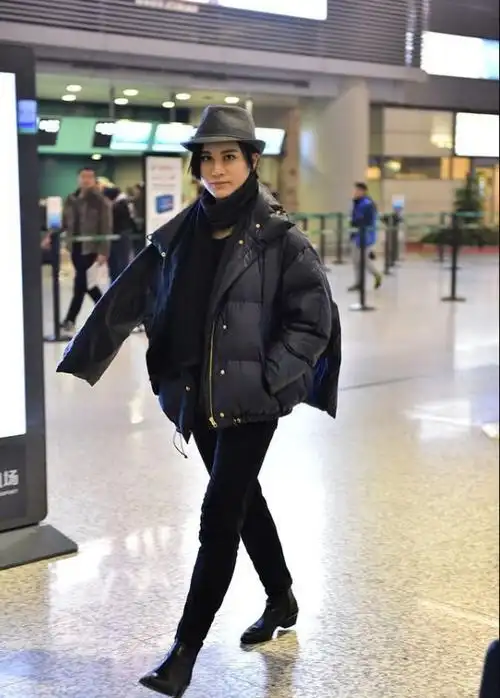 尚雯婕现机场,三只袖子太扎眼,网友:还能不能好好穿衣了?