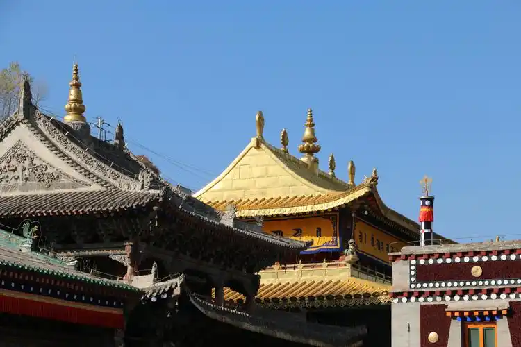 始建于明朝万历三十四年(1606),也是塔尔寺的主殿,大金瓦寺还是塔尔寺