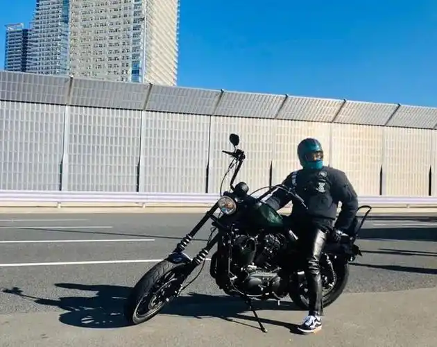 50岁工藤静香全黑皮衣出镜,骑木村拓哉机车帅气兜风,夫妻默契强