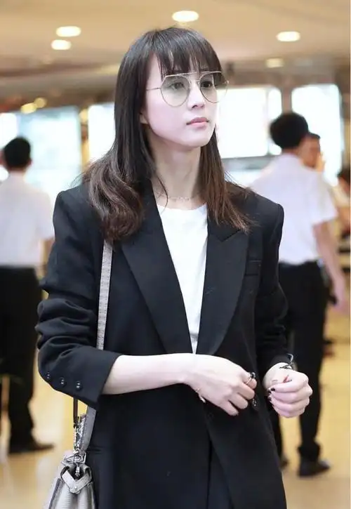 张钧甯机场look好高级黑色长款西装配马丁靴齐刘海好减龄