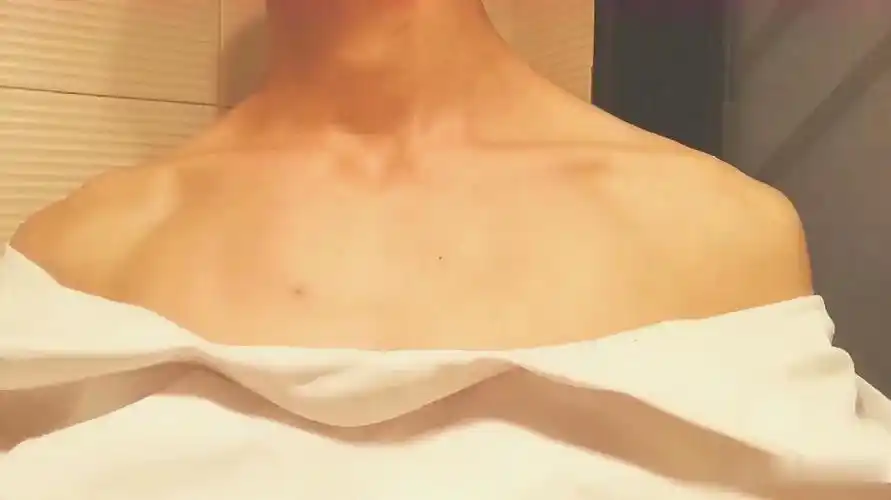 小哥哥不仅锁骨好看,连腹肌都这么棒,真是要迷死个人呀!