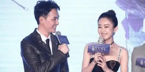 看完冯绍峰和倪妮合照,再看看冯绍峰和赵丽颖合照,你发现什么了