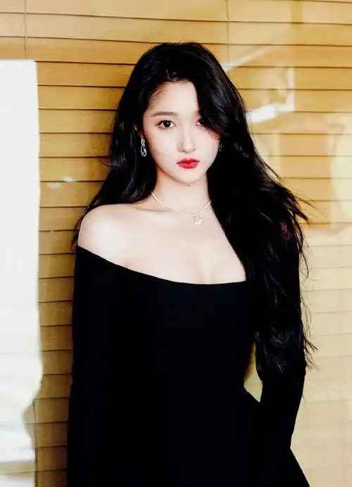 关晓彤黑色抹胸短裙造型##关晓彤今天露腿了