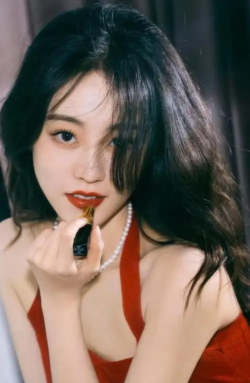 4款让发量翻倍的发型,头发少得进|脸型|短发|长卷发|大波浪_网易订阅