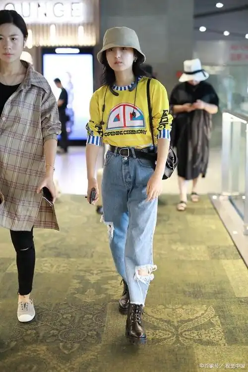 "妹妹"张子枫,个子小巧,穿衣休闲又时尚