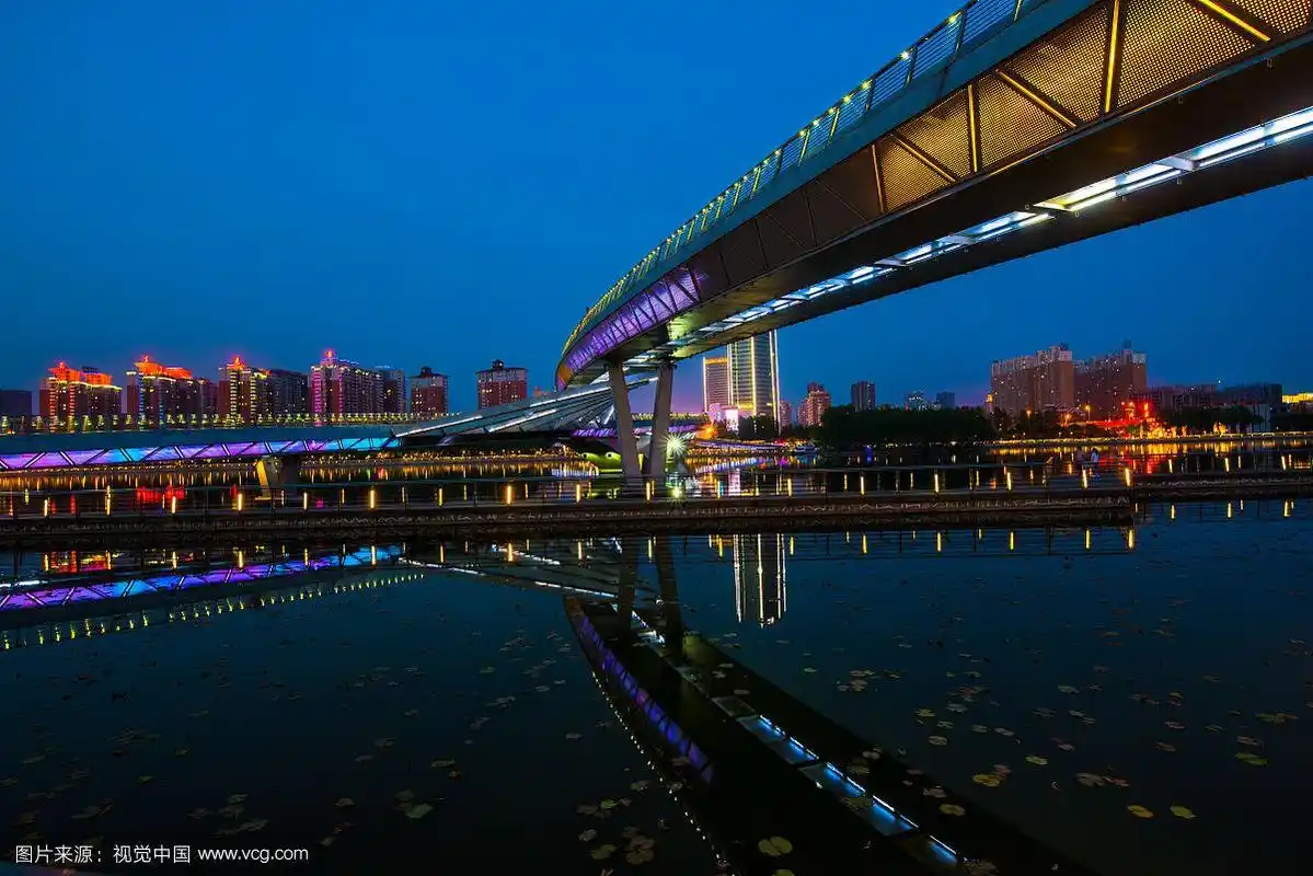 夜晚的步行天桥