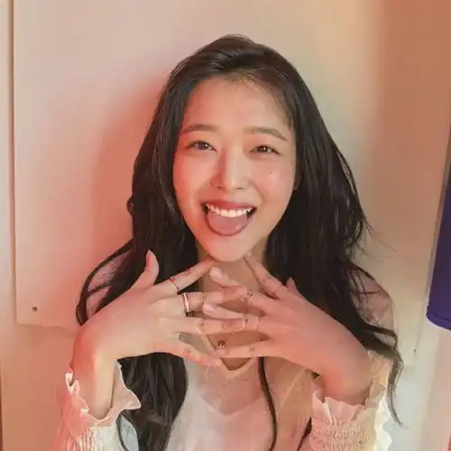 崔雪莉超话99#致美丽的崔雪莉#雅诗兰黛官方ins更新的图片(后面五张