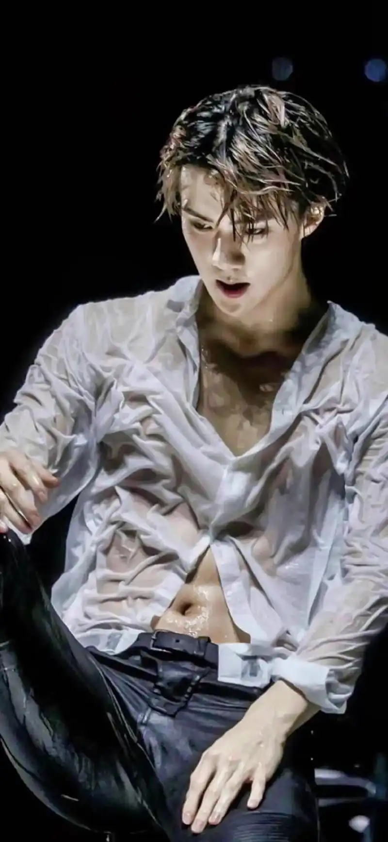 撩起衣服就是腹肌 #腹肌 #腹肌小哥哥 #送你一张壁纸 自 - 抖音