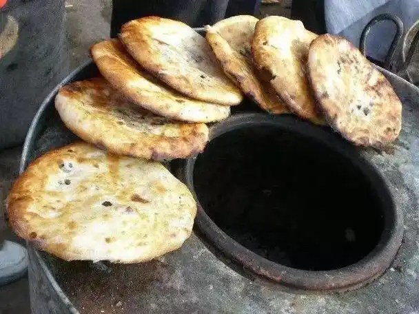 p>松溪火烧饼是一道美味可口的特色小吃,属于闽菜系.