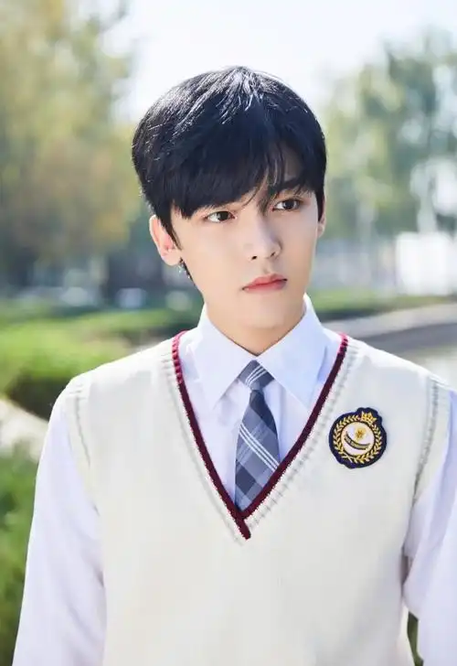 哪一位男星校服造型最帅?肖战帅气蔡徐坤清新,侯明昊:小鹿乱撞