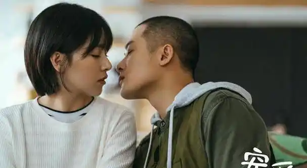 《宠爱》陈伟霆钟楚曦亲密被狗打断,于和伟机场跪求偶像签名_方欣_赵