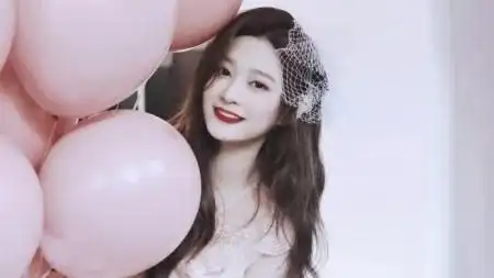 最后,宁江笙以一个完美的顶胯收尾,她眼神微眯,透露出无尽的魅惑与