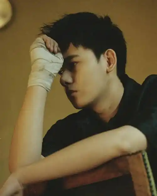 胡先煦从《谁的青春不迷茫》中稍显稚嫩的暖心弟弟林子傲长成了《风起